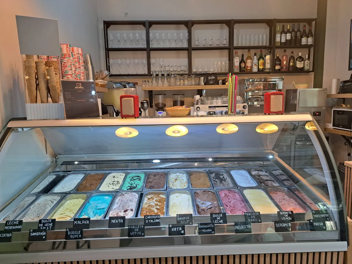 Vitrina de helados con sabores variados
