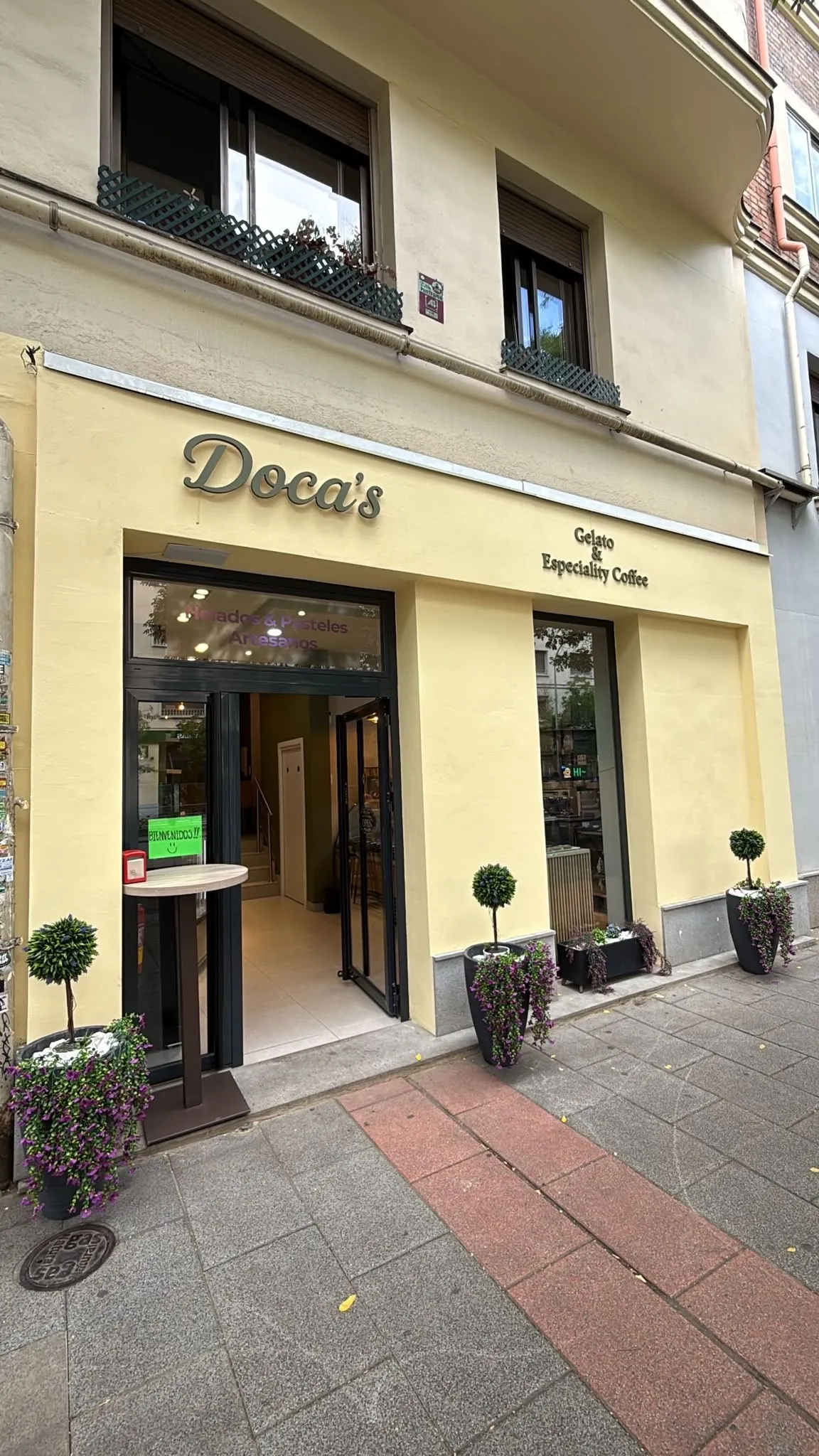 Fachada de Doca's Coffee en la calle O'Donnell con su cartel iluminado